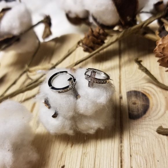 Beautiful Cross Hoop earrings - Picture 3 of 11